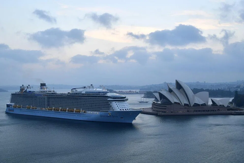 HARUNG PENGALAMAN PAHIT: Kapal pelesiran Royal Caribbean International Ovation of the Seas tiba di Pelabuhan Sydney dari New Zealand dengan membawa sebahagian pelancong yang berkunjung ke White Island di New Zealand semasa letusan gunung berapi ketika kapal itu melawat kawasan berkenaan. Seramai 18 orang dilaporkan terkorban ekoran letupan gunung berapi di pulau itu pada 9 Disember 2019. - Foto EPA-EFE