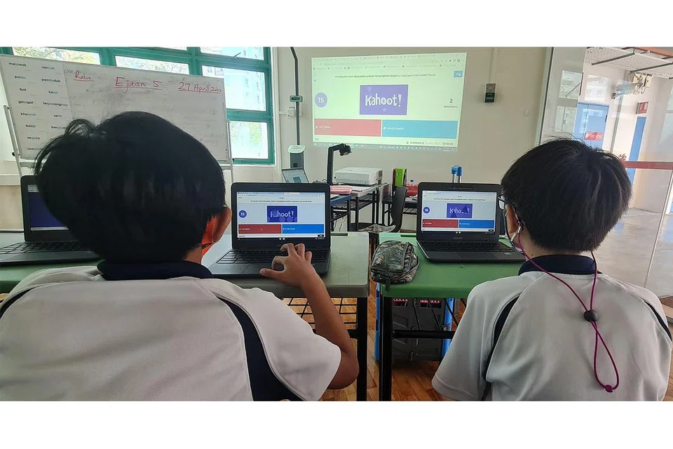 SOKONG TREND TERKINI: Pembelajaran menggunakan elemen Teknologi Maklumat dan Komunikasi (ICT) lebih menarik minat pelajar terhadap bahasa Melayu. - Foto-foto SOPIANTI ABDULLAH