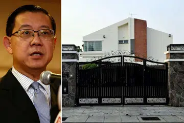 HARTANAH DIPERSOAL: Banglo Menteri Kewangan, Encik Lim Guan Eng (kiri) yang terletak di Jalan Pinhorn ini dibeli dengan harga RM2.8 juta (lebih $930,000). - Foto REUTERS, THE STAR