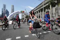 Orang ramai berbasikal berhampiran Galeri Nasional Singapura semasa acara Ahad Bebas Kereta terakhir pada 2019.