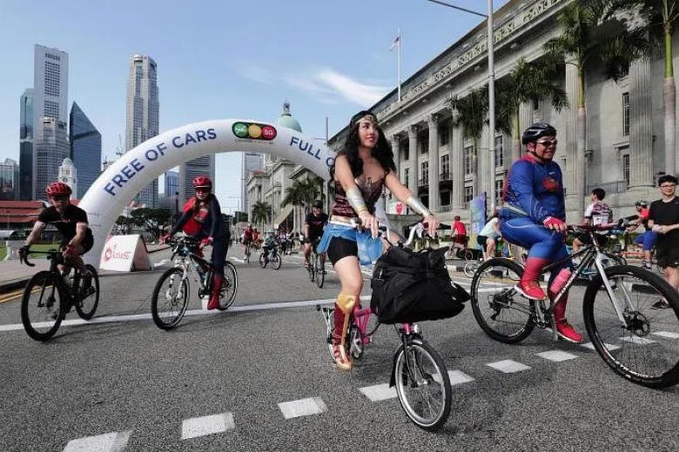 Orang ramai berbasikal berhampiran Galeri Nasional Singapura semasa acara Ahad Bebas Kereta terakhir pada 2019.