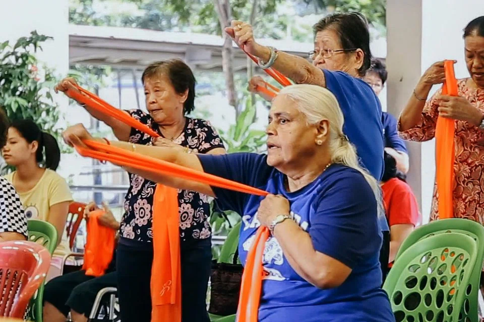 MANFAAT PROGRAM: Peserta Share a Pot turut berpeluang menjalani beberapa kegiatan bagi menguatkan otot sebelum diberi sup berkhasiat. - Foto NHG