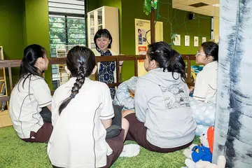 MAHUKAN YANG TERBAIK BUAT PELAJAR: Cik Ong Loh Jia Miin berbual bersama muridnya di rumah pokok yang terdapat di perpustakaan sekolah agar murid rasa selesa untuk mengulangkaji pelajaran atau membaca buku di tempat itu. - Foto BM oleh NUR DIYANA TAHA