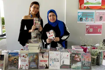 MINAT MENDALAM: Novel Korner ditubuhkan oleh pasangan ibu dan anak, Cik Noriah Abdul Rahim, 44 tahun dan Cik Wan Nur Sabrina Wan Nasaruddin, 22 tahun. - Foto NOVEL KORNER