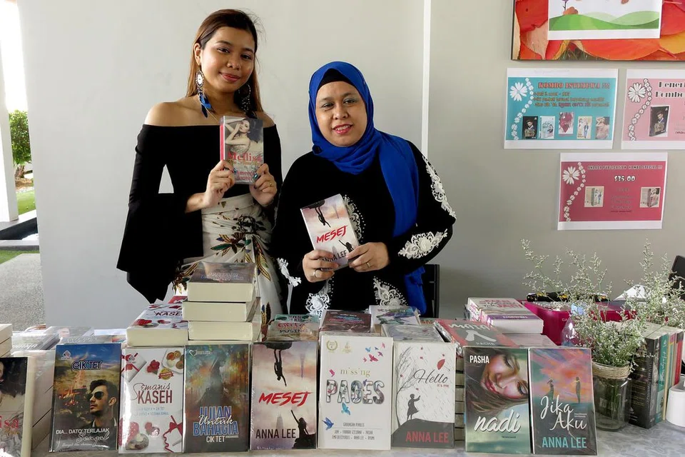 MINAT MENDALAM: Novel Korner ditubuhkan oleh pasangan ibu dan anak, Cik Noriah Abdul Rahim, 44 tahun dan Cik Wan Nur Sabrina Wan Nasaruddin, 22 tahun. - Foto NOVEL KORNER