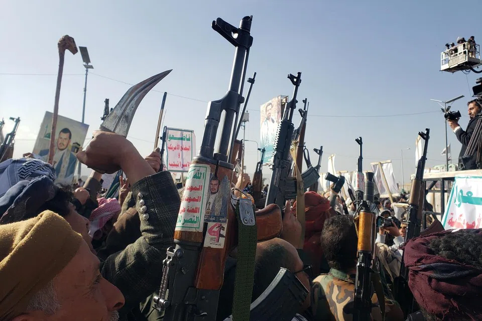 Penyokong Houthi berkumpul di Sana’a, Yaman, pada 3 Januari untuk membantah serangan Amerika Syarikat dan Israel yang menyasarkan kemudahan utama yang dikuasai Houthi di Yaman , di tengah-tengah serangan pro-Palestin Houthi terhadap Israel dan perkapalan antarabangsa di laut sekitar Yaman. 