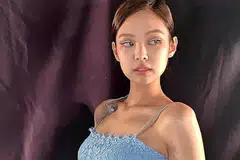 CELAK PUTIH JADI IDAMAN: Anggota Blackpink, Jennie, membuatkan celak putih tiba-tiba menjadi topik 'trending' di media sosial selepas memuatnaikkan gambarnya menggunakan produk dandanan unik itu. - Foto KOREA BOO
