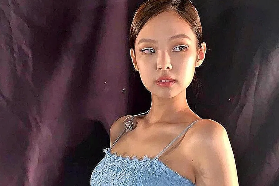 CELAK PUTIH JADI IDAMAN: Anggota Blackpink, Jennie, membuatkan celak putih tiba-tiba menjadi topik 'trending' di media sosial selepas memuatnaikkan gambarnya menggunakan produk dandanan unik itu. - Foto KOREA BOO