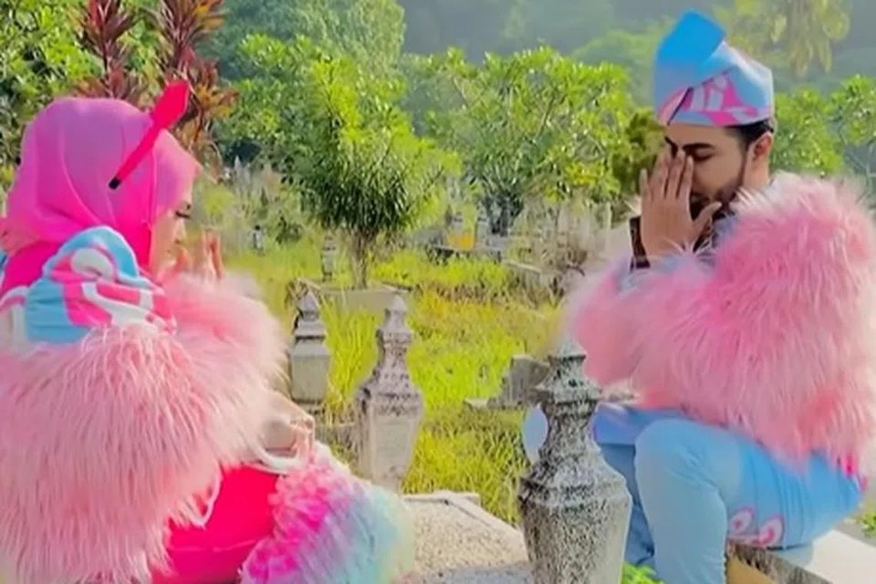 Syed Muhammad Syah Hasif Syed Othman sekeluarga memperagakan baju kurung bertemakan karakter kartun popular ‘Barbie’ sempena 1 Syawal.