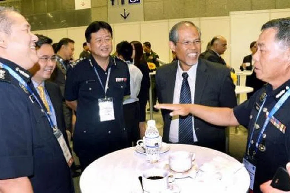 DI PENTAS ANTARABANGSA: Encik Masagos Zulkifli, yang mempunyai hubungan kerja rapat dengan pegawai-pegawai kanan keselamatan serantau, sedang berbincang dengan pegawai-pegawai kanan dalam satu sidang keselamatan baru-baru ini. - Foto fail