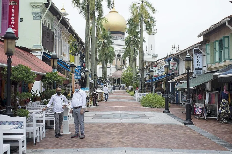 SUASANA LENGANG: Restoran-restoran di sepanjang Arab Street lengang pada tengah hari semalam. - Foto oleh HARITH MUSTAFFA
