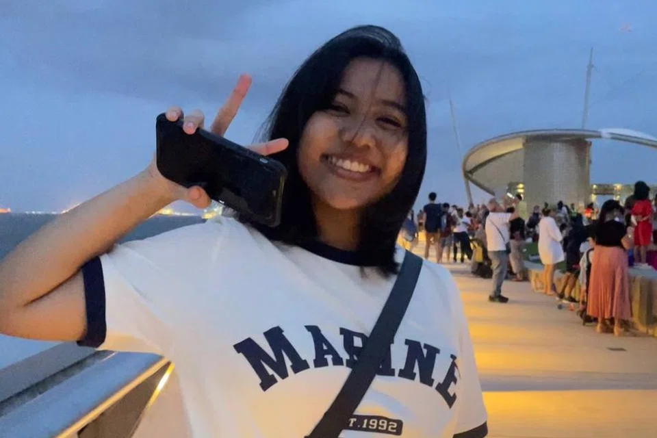 Cik Fatin Nabilah Muhammad Faizal, mahasiswi tahun satu jurusan psikologi di Universiti Nasional Singapura (NUS), merupakan penerima Biasiswa Peingatan Lim Kim San pada 2023. 