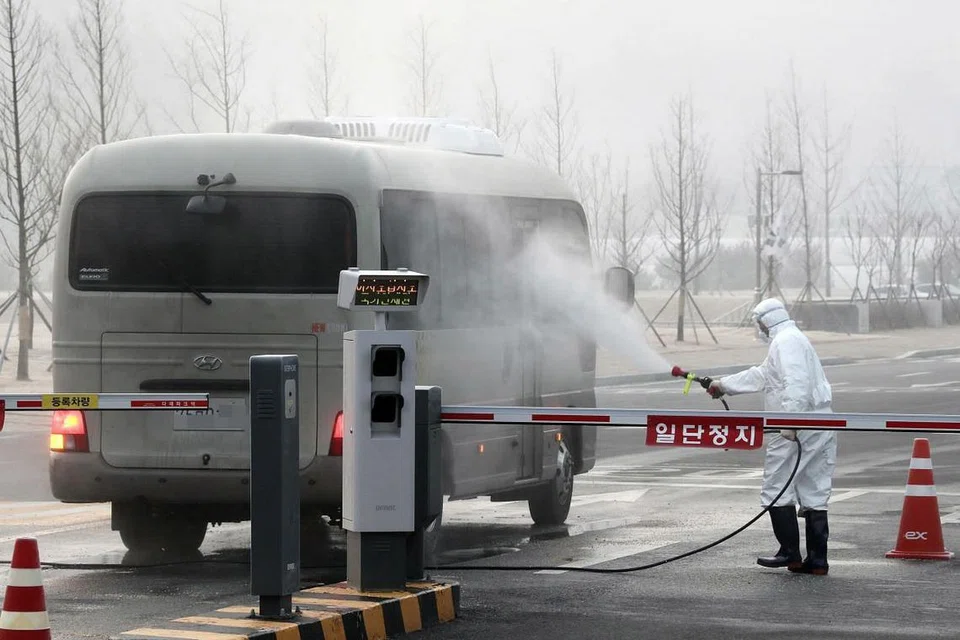 NYAHJANGKIT BAS: Pekerja kuarantin menyahjangkit sebuah bas di Pusat Pembangunan Sumber Manusia Kebangsaan di Jincheon, Korea Selatan semalam. Kemudahan itu digunakan untuk menempatkan warga Korea Selatan yang dibawa pulang dari Wuhan. - Foto EPA-EFE