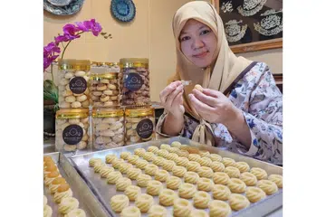 TUTUP TEMPAHAN AWAL: Cik Salamah Ahmad, yang mengendalikan HBB Salvoury Deli, mendapat banyak tempahan Hari Raya hingga terpaksa berhenti menerima tempahan baru seawal Februari. - Foto ihsan SALAMAH AHMAD