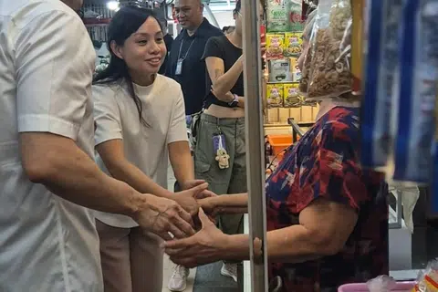 Cik Elysa Chen beramah mesra dengan pegerai di Pasar Toa Payoh West bersama Menteri Pengangkutan, Encik Chee Hong Tat. Menurut Cik Chen, antara cabaran yang beliau dengar hasil interaksi bersama penduduk di sana ialah berhubung harga rumah di kawasan estet tersebut.