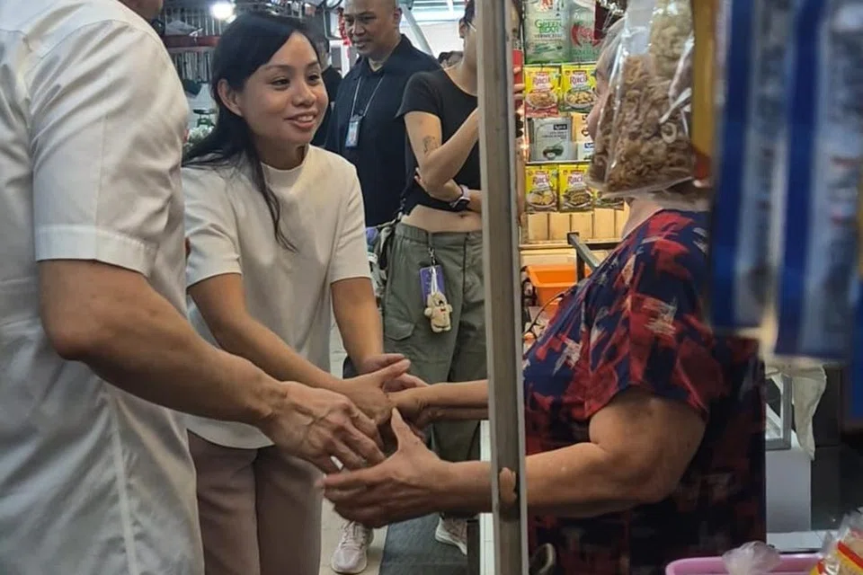Cik Elysa Chen beramah mesra dengan pegerai di Pasar Toa Payoh West bersama Menteri Pengangkutan, Encik Chee Hong Tat. Menurut Cik Chen, antara cabaran yang beliau dengar hasil interaksi bersama penduduk di sana ialah berhubung harga rumah di kawasan estet tersebut.