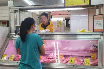 Pekerja pasar raya dikejarkan ke hospital dengan lengan masih tersepit dalam pengisar daging