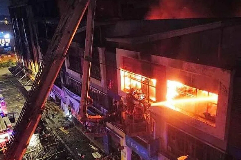 MARAK: Api berjaya dikawal daripada merebak pada 1.45 pagi semalam sebelum kebakaran berjaya dipadamkan sepenuhnya pada 3.07 pagi semalam dalam kejadian di Wisma Jakel cawangan Shah Alam. - Foto JABATAN BOMBA DAN PENYELAMAT MALAYSIA (SELANGOR)