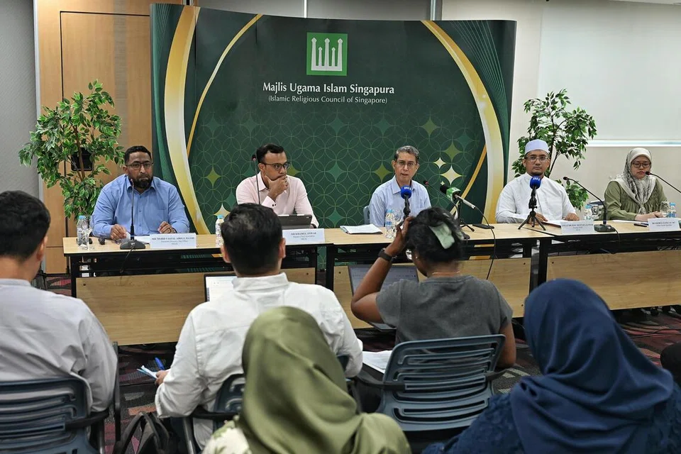 Pemangku Menteri Bertanggungjawab bagi Ehwal Masyarakat Islam, Profesor Madya Dr Muhammad Faishal Ibrahim (tengah) di sidang media Majlis Ugama Islam Sigapura (Muis) pada 24 Oktober, bersama (dari kiri) Penolong Pengarah Pejabat Haji Muis, Encik Mohd Faizal Abdul Hathi; Timbalan Ketua Eksekutif Muis, Encik Khairul Anwar Mohamed Abdul Alim; Timbalan Mufti, Ustaz Dr Izal Mustafa Kamar (dua dari kanan); dan Pakar Kesihatan Awam, Dr Noorul Fatha As’art (kanan). 