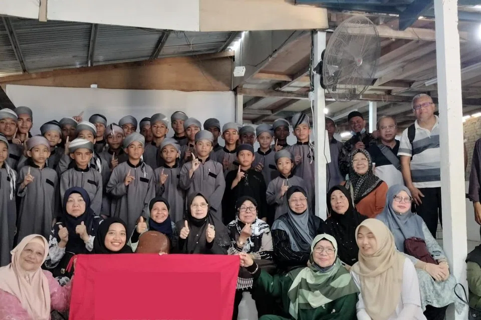 Lawatan tidak akan lengkap tanpa sesi bergambar bersama anak-anak yatim di sebuah kampung pedalaman di Sabah.