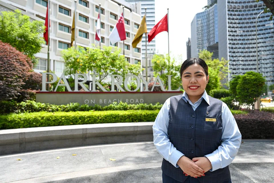 Cik Siti Munirah Mohd Zain merupakan antara 85 kakitangan yang telah dianugerahkan Pekerja Terbaik Persatuan Hotel Singapura (SHA), Kongres Kesatuan Sekerja Kebangsaan (NTUC) dan Kesatuan Gabungan Pekerja-Pekerja Minuman dan Makanan (FDAWU) pada 30 September.