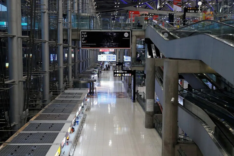 LENGANG: Lapangan Terbang Antarabangsa Suvarnabhumi di Bangkok berkelihatan hampir kosong pada 6 April 2020. FOTO: REUTERS.
