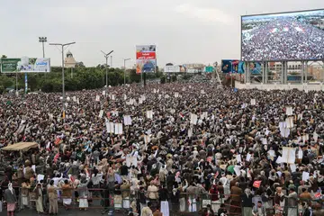 Penyokong kumpulan Houthi berhimpun dalam satu perhimpunan di Sanaa pada 17 Julai bagi membantah sekatan yang didakwa dikenakan gabungan pimpinan Arab Saudi ke atas kawasan di bawah kawalan mereka. Ketegangan semakin memuncak apabila Houthi mengumumkan sekatan maritim terhadap Arab Saudi dan memberi amaran akan menyasarkan kemudahan minyak serta infrastruktur negara itu jika konflik terus meningkat, manakala Riyadh berikrar mengambil semua langkah perlu untuk melindungi kapal dan laluan perdagangannya