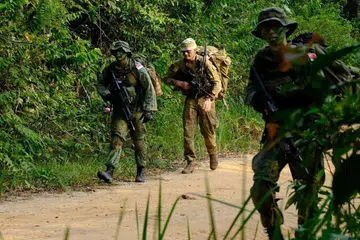 Anggota Tentera Singapura menjalani latihan dalam hutan di Indonesia bersama pasukan tentera negara lain yang turut serta, termasuk Angkatan Pertahanan Australia.