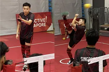 GIGIH BAIKI SERVIS: Kee Ler bersiap meminta bola dilambung bagi membolehkannya membuat servis kuda dalam latihan skuad Bawah 17 Tahun (U-17) di Pusat Perses di Heartbeat@Bedok sepanjang Ramadan ini. - Foto-foto BM oleh ISMAIL ALI 