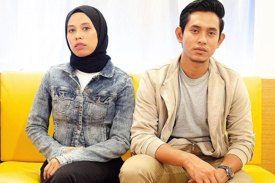 TAWARAN KEEMASAN: Sensasi aplikasi karaoke Smule, Fatin Husna (kiri), tiada rancangan menjadi penyanyi sehingga dilamar NAR Records yang turut menerbitkan lagu seorang lagi bintang Smule, Khai Bahar. - Foto BH oleh RABIATUL ADAWIYAH SALEH