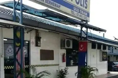 Lokasi dua anggota polis terbunuh, manakala seorang lagi cedera dalam serangan dilakukan seorang lelaki yang menceroboh masuk Balai Polis Ulu Tiram, Johor, pada 2.54 pagi, 17 Mei.