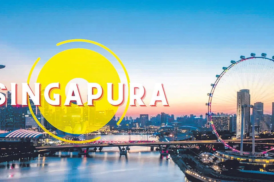 PEMANDANGAN INDAH: Penulis (kiri) dan rakan sekerja, Zulaiqah di Taman Kolam Air Lower Seletar antara tempat yang sesuai untuk seisi keluarga berbasikal, berlari-lari anak, berkayak dan sebagainya. - Foto KHAIRUNNISA RANAM