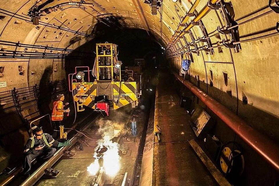 KERJA PENYENGGARAAN: Penolong Setiausaha Agung NTUC, Encik Melvin Yong memantau kerja-kerja penyenggaraan yang dijalankan oleh pekerja MRT. - Foto WWW.LABOURBEAT.ORG