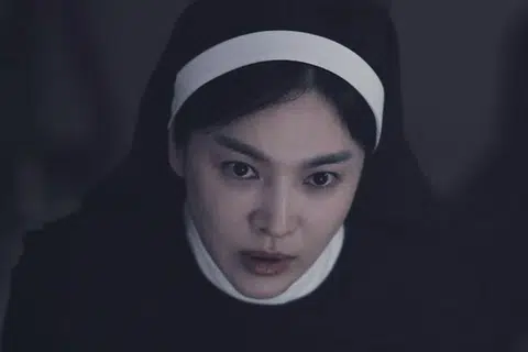 Filem ‘Dark Nuns’ mencabar pelakon Korea, Song Hye-kyo, agar keluar dari zon selesa dan membawa watak biarawati, Sister Yunia, yang sanggup mengambil risiko demi menyelamatkan budak yang kerasukan.