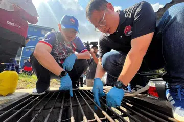 Pengerusi Jawatankuasa Kesihatan dan Alam Sekitar Johor, Encik Ling Tian Soon (kanan), membuat pemantauan saliran air di sebuah penempatan awam di Tampoi, Johor Bahru.