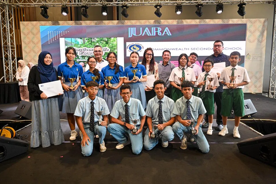 Kumpulan daripada (dari kiri, ikut putaran jam) Sekolah Menengah Commonwealth, Sekolah Menengah Kranji dan Sekolah Menengah Deyi merangkul tiga tempat teratas bagi kategori sekolah menengah. Kumpulan Sekolah Menengah Commonwealth, Kelab Wanita Berwawasan, tampil juara bagi kategori tersebut.