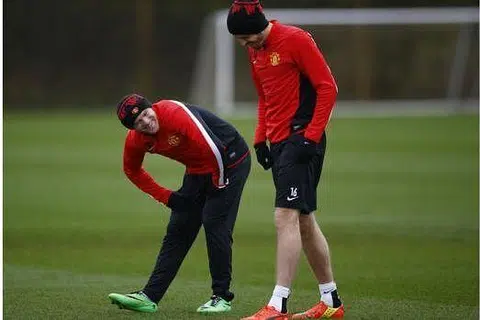 Penyerang Manchester United, Wayne Rooney (kiri), sempat berseloroh dengan rakannya, Michael Carrick, dalam satu sesi latihan pada lewat 2006.