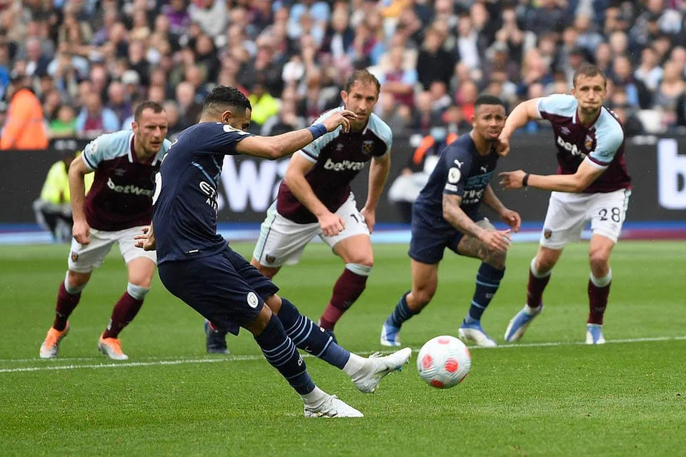 GUARDIOLA TERLEPAS PELUANG KEEMASAN: Mahrez gagal menjaringkan penalti Menchester City menentang West Ham beri peluang Liverpool terus beri cabaran. - Foto REUTERS.