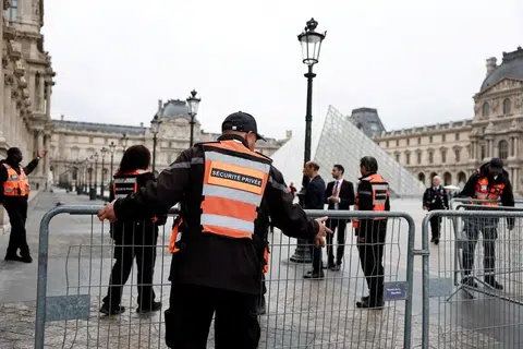 Petugas keselamatan memasang pengadang berhampiran Piramid kaca Muzium Louvre ketika muzium itu kekal ditutup sehari selepas rompakan permata yang dramatik di Paris, Perancis, pada 20 Oktober. 