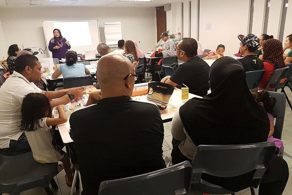 PROGRAM MENYELURUH BUAT BENEFISIARI: Peserta tekun mengikuti modul ikatan keluarga yang ditawarkan di bawah program ECF. Jamiyah berharap program ECF dan FEC yang ditawarkannya dapat membantu penerima bantuan mengubah kehidupan mereka dan keluarga mereka. - Foto JAMIYAH SINGAPURA