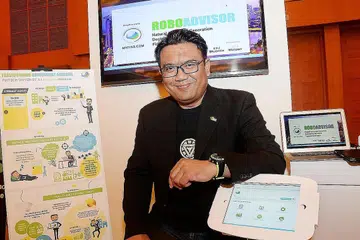 GUNA AI BAGI SYARIKAT: Encik M. Nazri Muhammad berkata RoboAnalyst dapat meneliti 'kesihatan' kewangan syarikat dan individu dan memberikan pelan tindakan bagi membaiki jurang yang ada. - Foto fail
