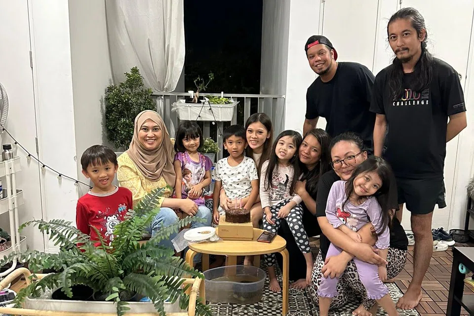 Cik Fairuz Abdullah Almuddin, 35 tahun (kanan) dan Cik Tiffany Boon, 29 tahun (wanita di tengah, duduk)  menjalin hubungan baik sebagai jiran tetangga bersama jiran-jiran yang lain.