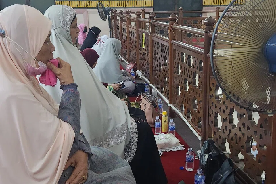 TURUT MERIAHKAN SAMBUTAN: Kaum Hawa di Masjid Hasanah dalam satu majlis sempena sambutan Maulud Nabi saw.