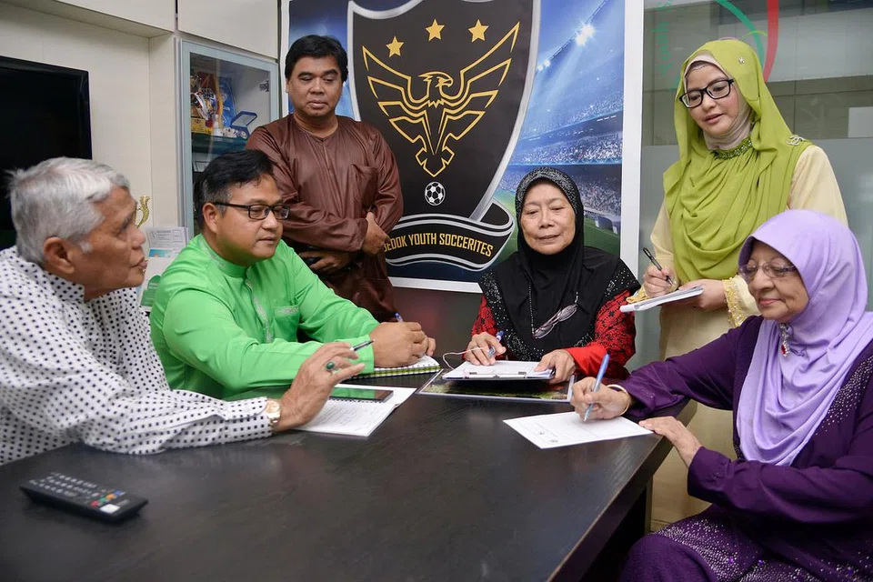 BALIK KAMPUNG BEDOK: Beberapa bekas penduduk Kampung Bedok dan anggota Persatuan Belia Bedok untuk Insan Kurang Upaya menganjurkan acara perjumpaan Hari Raya untuk bekas penduduk kampung. (Dari kiri) Cikgu Ahmad Hassan, Encik Hazizi Abu Bakar, Encik Nazirin Abu Bakar, Cik Aisah Ibrahim, Cik Sri Ayu Jelita Mohd Hussain dan Cik Peerdous Akip. - Foto SHAKIR SAIFUDDIN