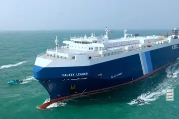 DITAHAN: Kapal kargo Galaxy Leader diiringi oleh bot militan Houthi di Laut Merah dalam gambar yang dikeluarkan pada 20 November 2023.