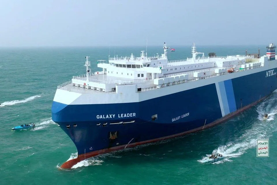 DITAHAN: Kapal kargo Galaxy Leader diiringi oleh bot militan Houthi di Laut Merah dalam gambar yang dikeluarkan pada 20 November 2023.