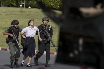 SELAMATKAN MANGSA: Askar memindahkan keluar seorang tebusan dalam serangan tembakan beramai-ramai di pusat membeli-belah Terminal 21 di Nakhon Ratchasima, Thailand, pada 9 Februari. 