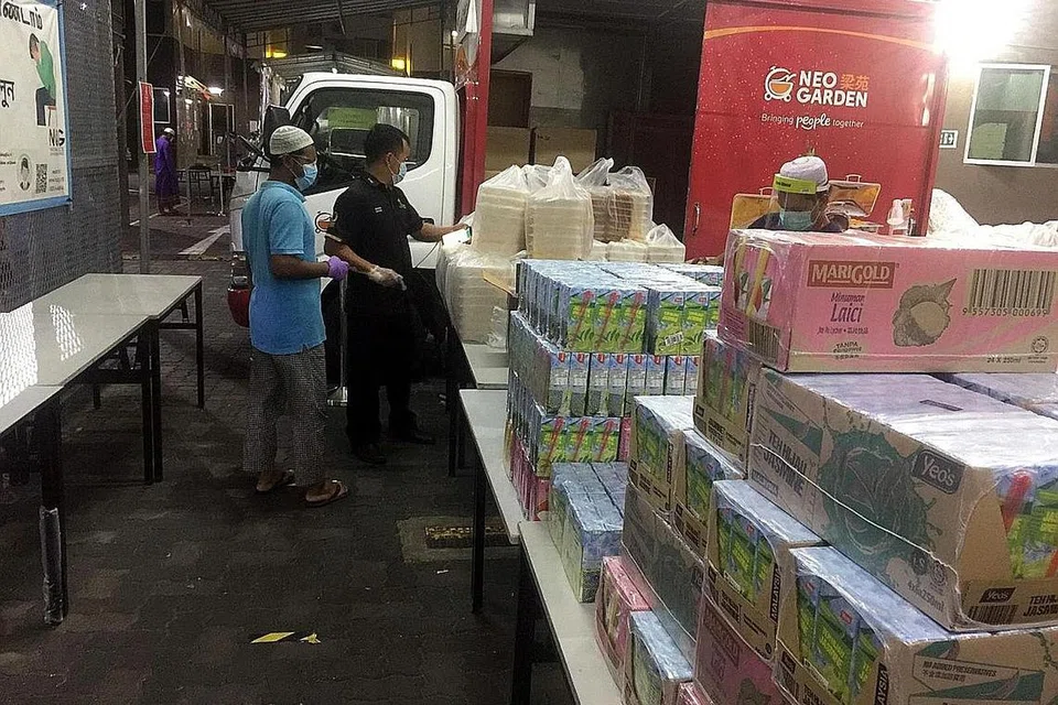 HULUR KHIDMAT: Encik Mohiuddin (kiri) membantu dalam persiapan sahur semasa Ramadan tahun lalu. - Foto ihsan MOHIUDDIN