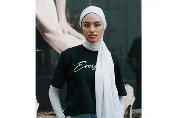 KEJAYAAN TIDAK DIDUGA: Layla Sania yang masih baru dalam bidang lakonan tidak menyangka akan memenangi Anugerah Pelakon Wanita Harapan bagi peranannya sebagai guru tadika, Cikgu Aisyah, yang berbahasa Mandarin dalam filem 'Small Town Heroes'. - Foto INSTAGRAM LAYLA SANIA