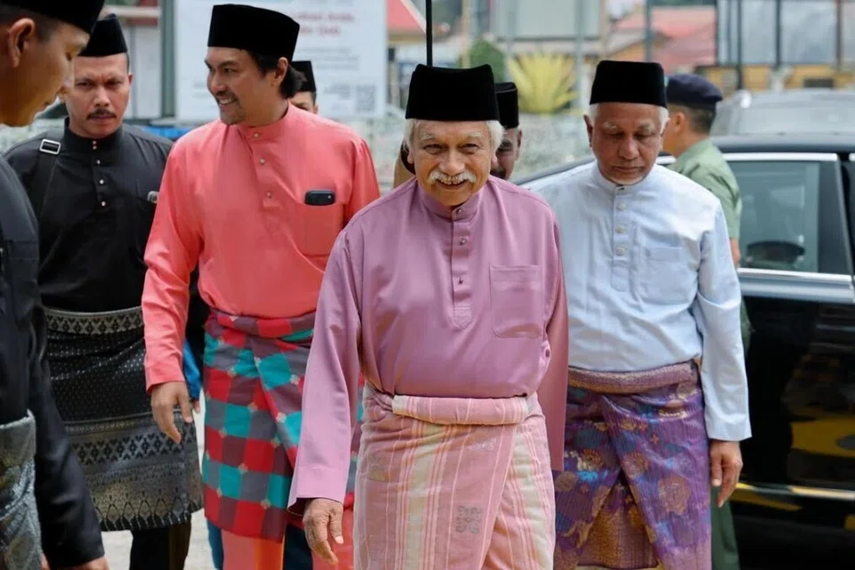 Tuanku Muhriz, Majlis Raja-Raja, kemelut takhta Negeri Sembilan
